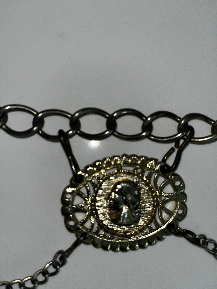 Cinturón de cadena vintage MCM 1960 tono plata camafeo medallón moneda acento ajustable Foto 3 de 4