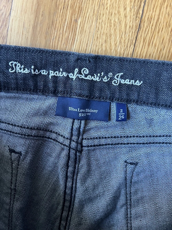 Pantalones de mezclilla ajustados de tiro ultra bajo Levi's 521 para mujer talla 2/26 negros 5 bolsillos Foto 3 de 4