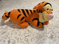 Disney Fisher Price Toys R Us Lounging Tigger Plush 2001 Winnie the Pooh NWT