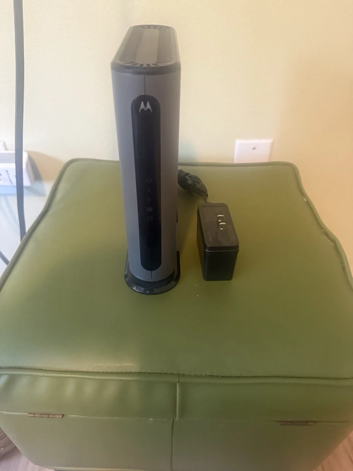 Módem cable multi-gig Motorola MB8611 DOCSIS 3.1 | Se empareja con cualquier router WiFi Foto 2 de 3