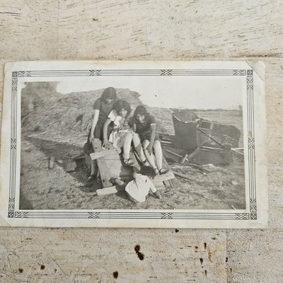 VINTAGE 1930'S MEXICAN AMERICAN WOMEN & DROPPED BABY ACCIDENT PHOTO NEW MEXICO