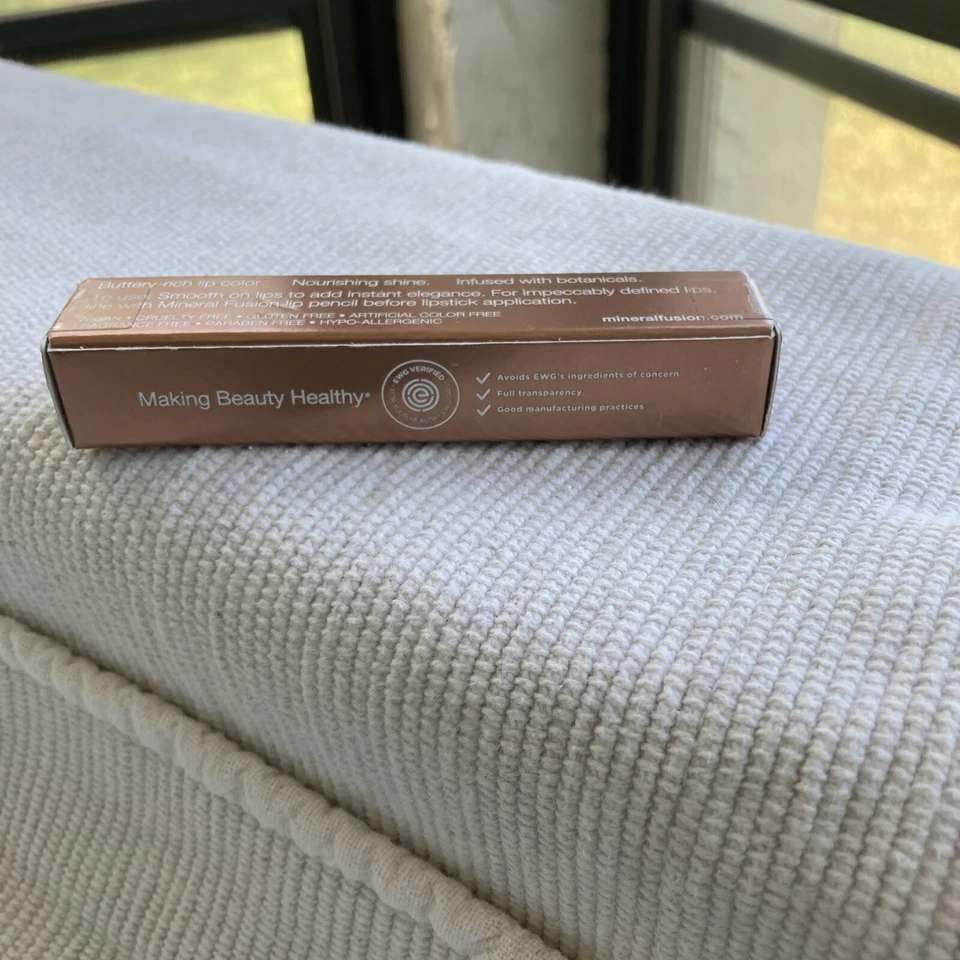 Lápiz labial MINERAL FUSION brillo mantequilla delicioso 0,06 oz rico color audaz nuevo en caja sellado Foto 4 de 4