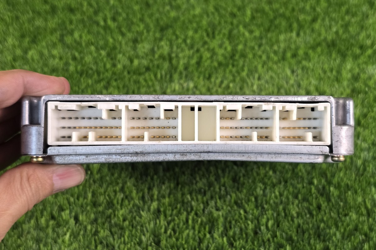 Toyota Land Cruiser KZJ90 Engine Computer 5VZ M/T 89666-60060 Ecu