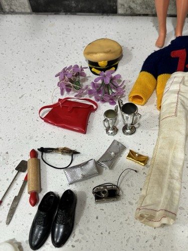 Lote y accesorios Barbie vintage 1968 parlantes (mudos) muñeca Ken y bronceado - Imagen 4 de 24