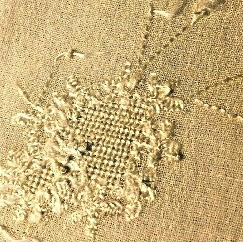 2 RARE VTG HANKIES/DOILIES 7 1/4" SQ~HAND MADE DRAWN WORK-RED TATTED EDGE - Picture 5 of 11