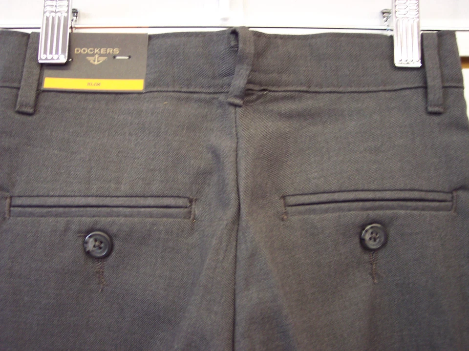 Pantalones plisados carbón Dockers para niños tallas 8 ajustados y 12 ajustados Foto 4 de 4