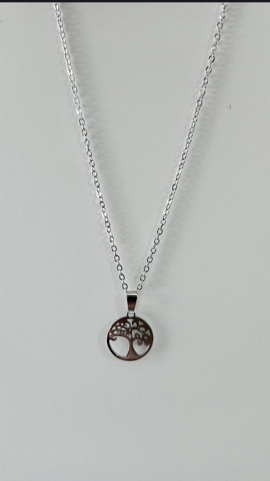 Collier Arbre de vie argenté, le cadeau symbolique idéal pour femme