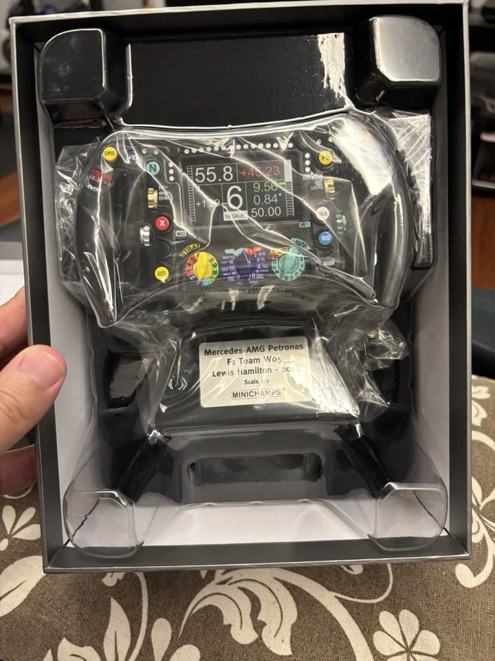 Volante Minichamps 1/2 Mercedes AMG Petronas F1 Team W05 L. Hamilton 2014 - Immagine 3 di 3