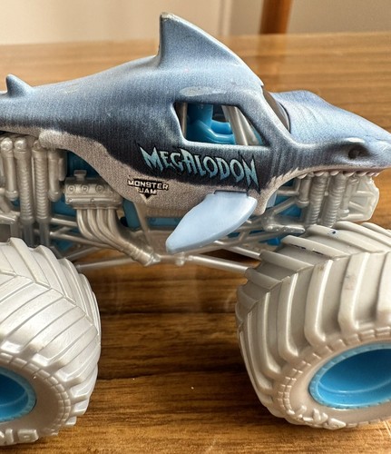 Hot Wheels Monster Jam MEGALODON 1:64 2020 - Picture 6 of 10