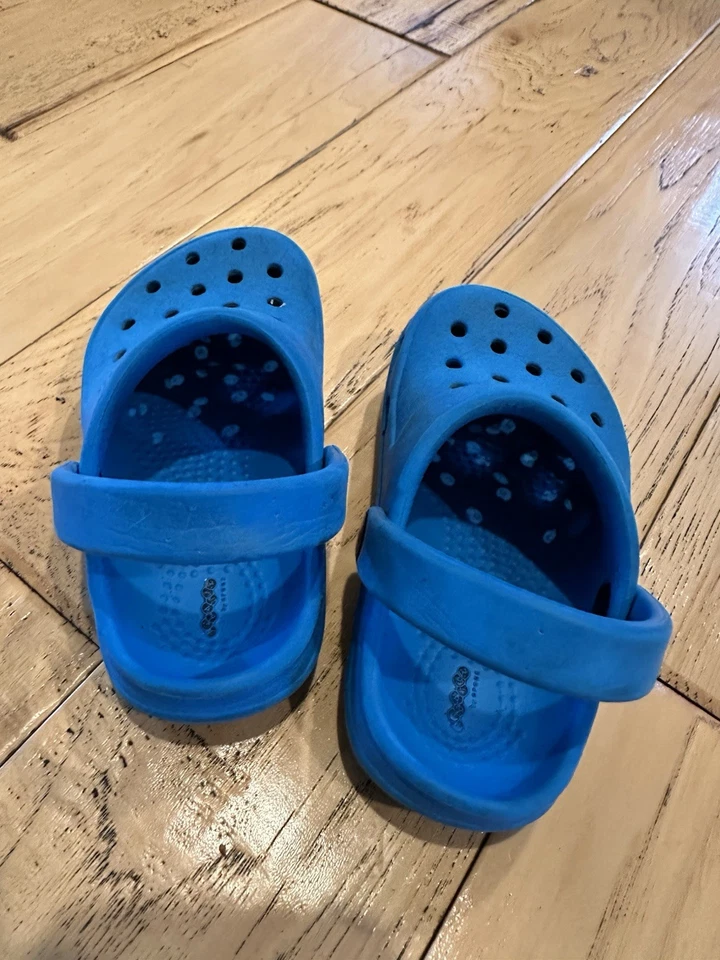 Zuecos Crocs Baya para niños pequeños azules usados Foto 2 de 4