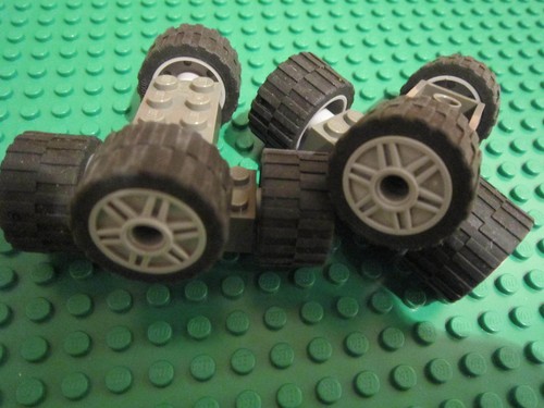 Lego 8 x Ruedas Radiadas Gris Técnica con Neumáticos Negros + 4 Ladrillos de Eje 24 x 14 mm - Imagen 5 de 6