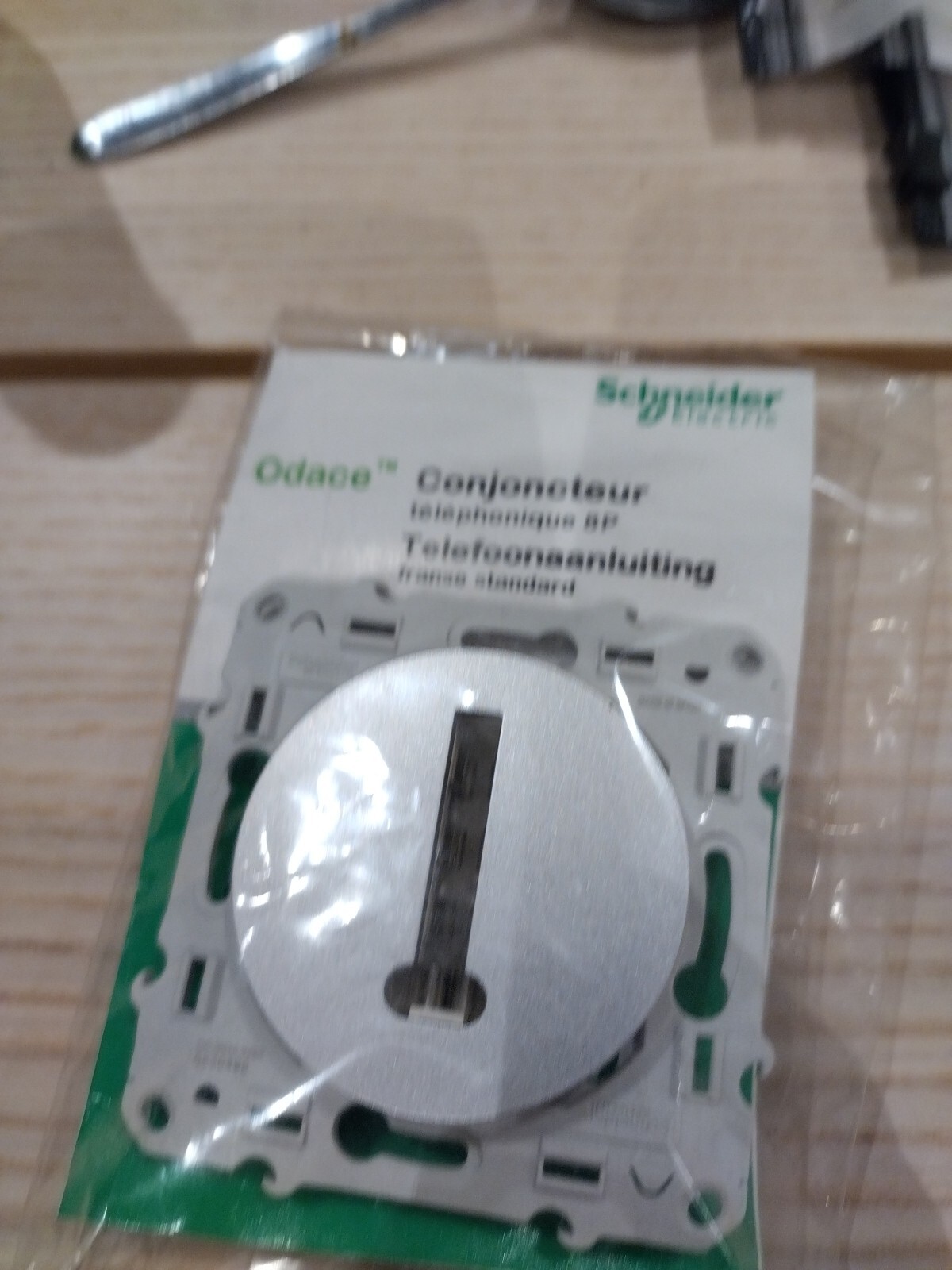 Prise téléphone en T 8 contacts à vis aluminium Odace