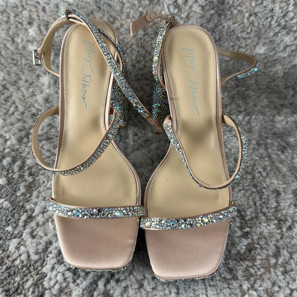 Sandalia plataforma Betsey Johnson talla 7,5 Jany estrás colorida plateada punta abierta Foto 3 de 4