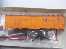 WALTHERS  SP/UP - PACIFIC FRUIT EXPRESS 40' REEFER CAR  31250  KIT HO SCALE