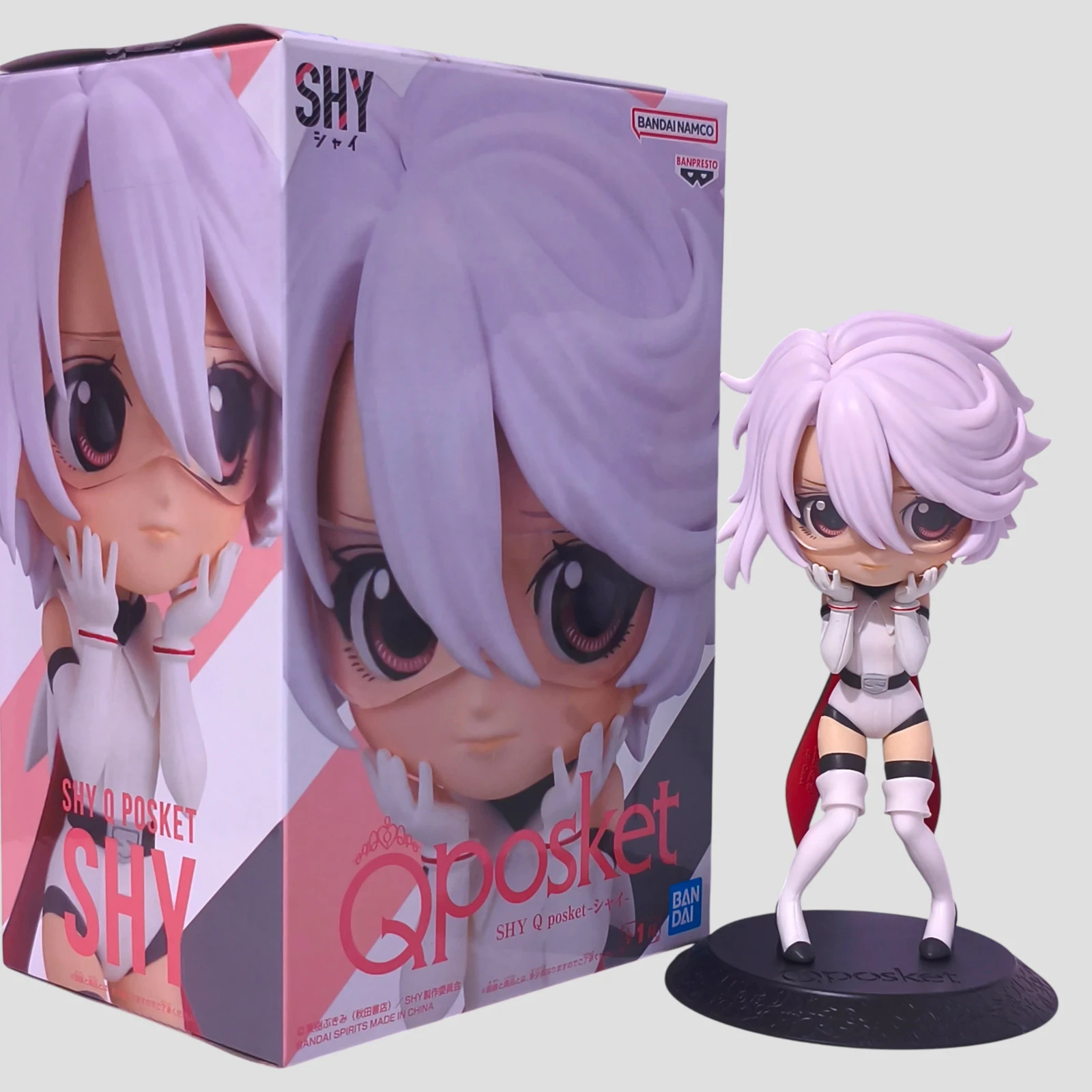Figurine SHY Q Posket aux grands yeux expressifs avec socle de soutien