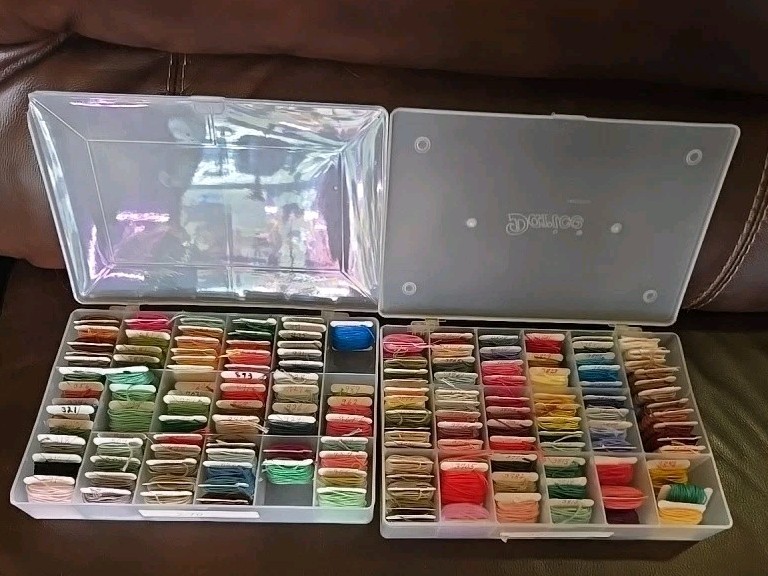 Floss Thread Organizer Carrier Storage 150 Skeins Bobbins