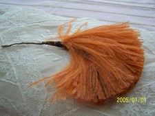 Accessoire années 1930 pour chapeaux. Plumes oranges en forme d'éventail. N°51