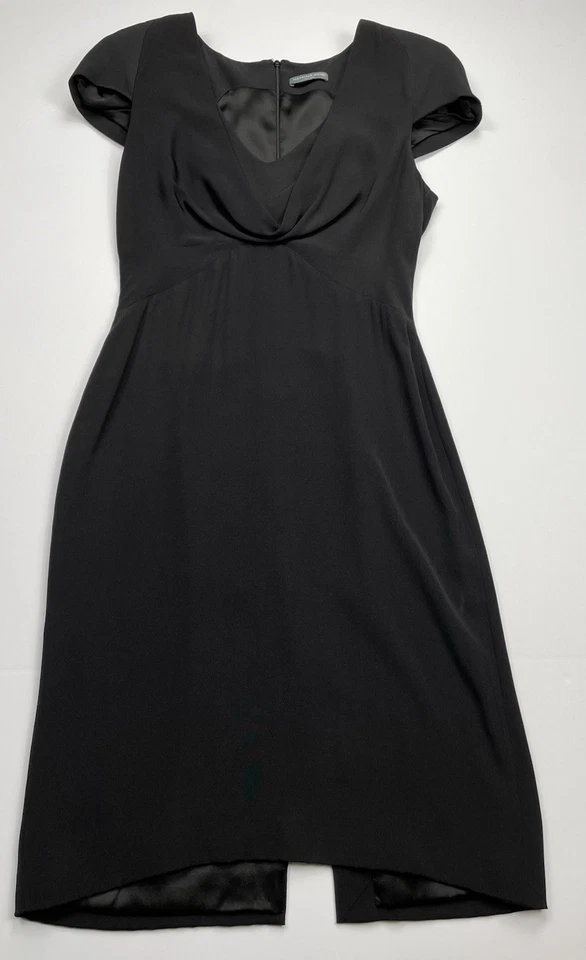 Vestido vaina Alexander McQueen para mujer manga gorra drapeado cuello en V seda negro IT 44 Foto 3 de 4