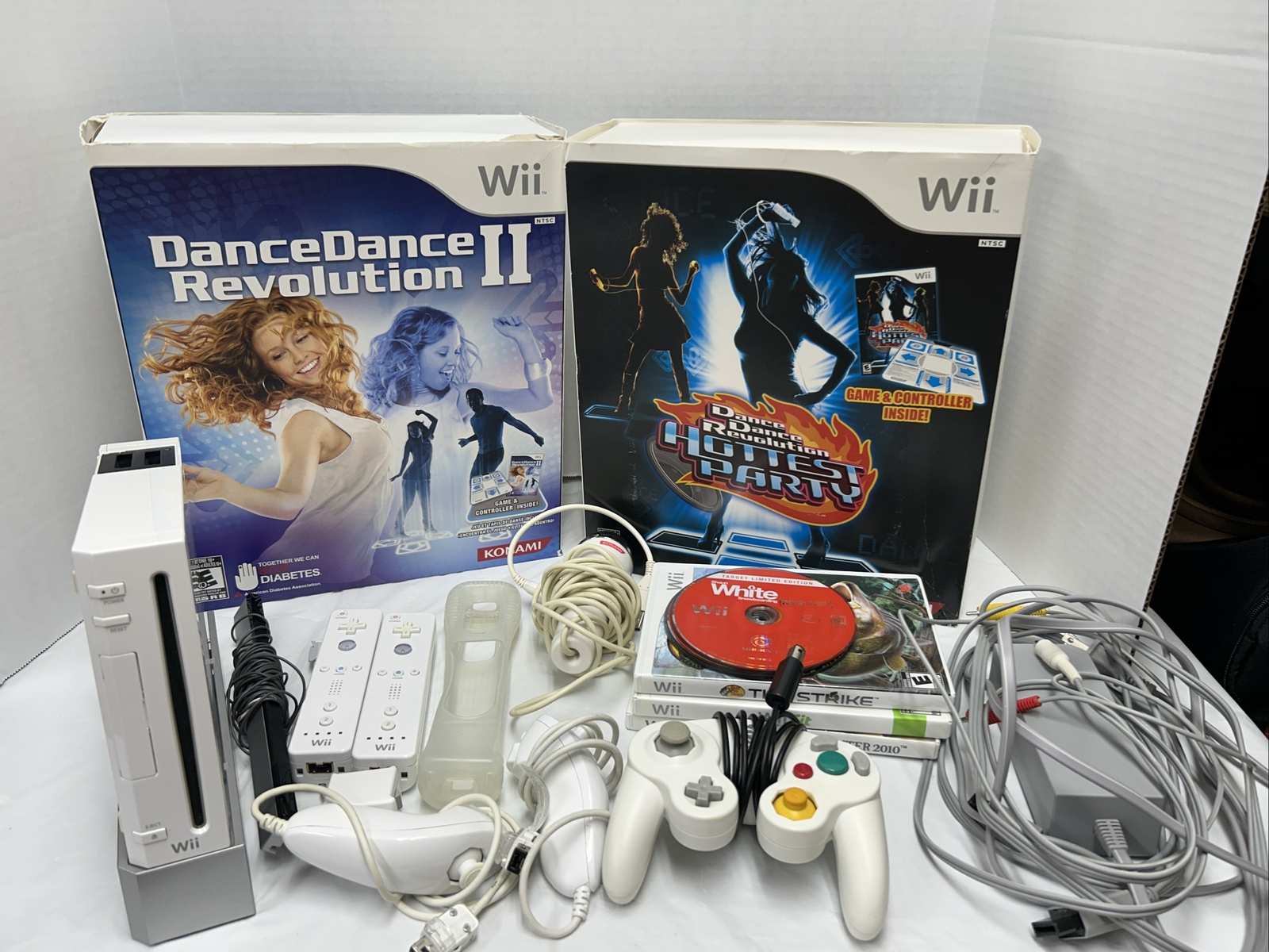 Nintendo Wii RVL-001 Bundle with 11 Games 3 Controllers Accessories