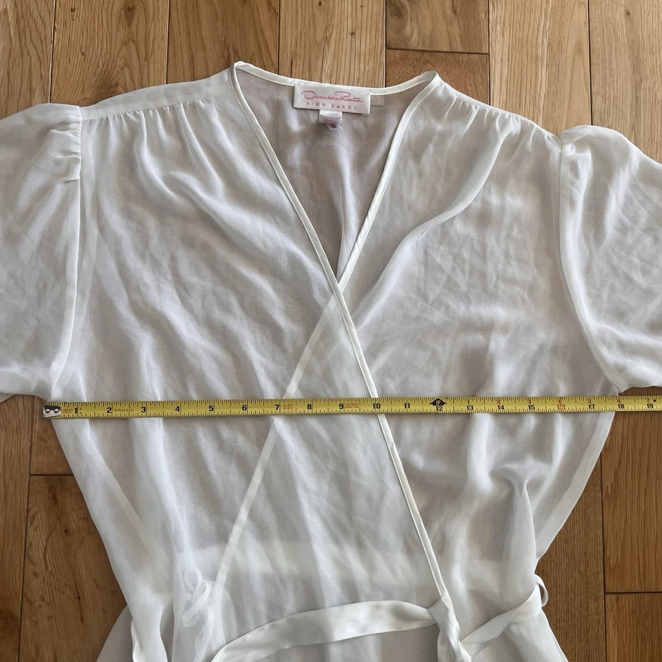 Camisola Oscar De La Renta etiqueta rosa branca transparente com cinto envoltório roupão espanador pequena - Imagem 3 de 4