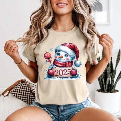 Schneemann 2025 Neujahr Feiertage Damen T-Shirt Winter Feier