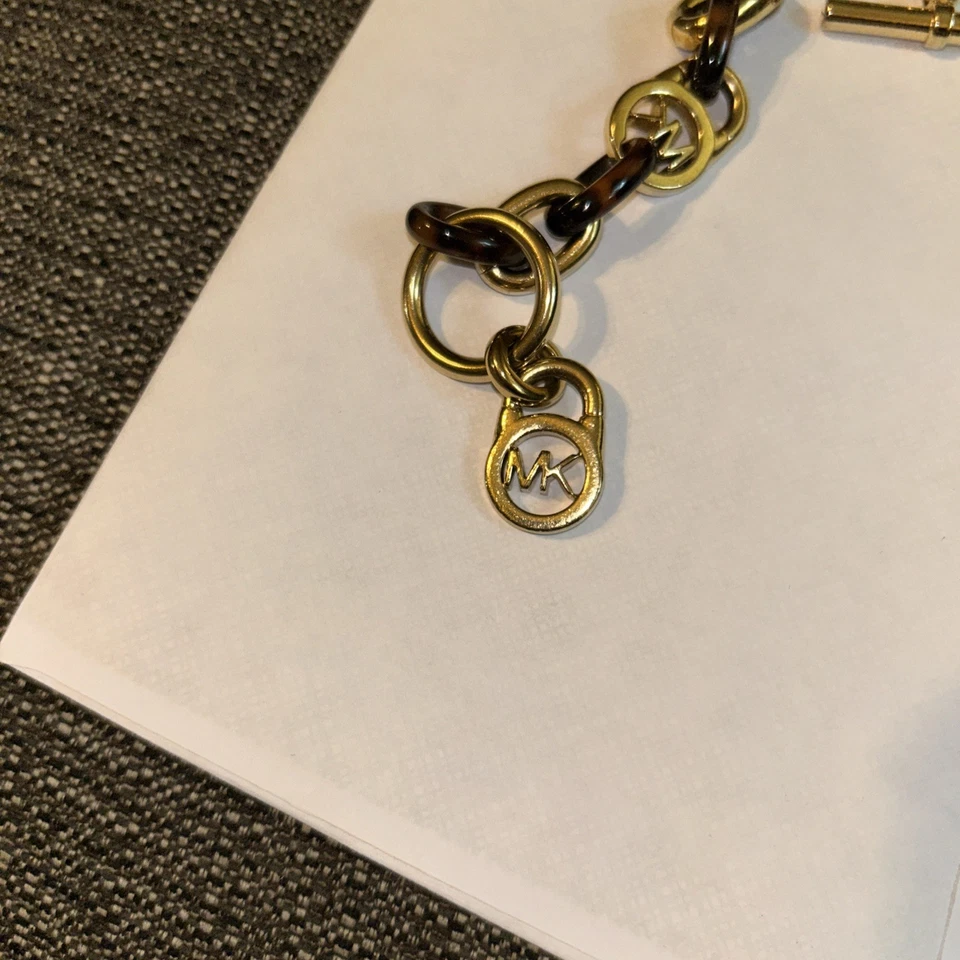 Brazalete Michael Kors imitación caparazón de tortuga MK eslabón de palanca tono dorado, 7,5 Foto 4 de 4