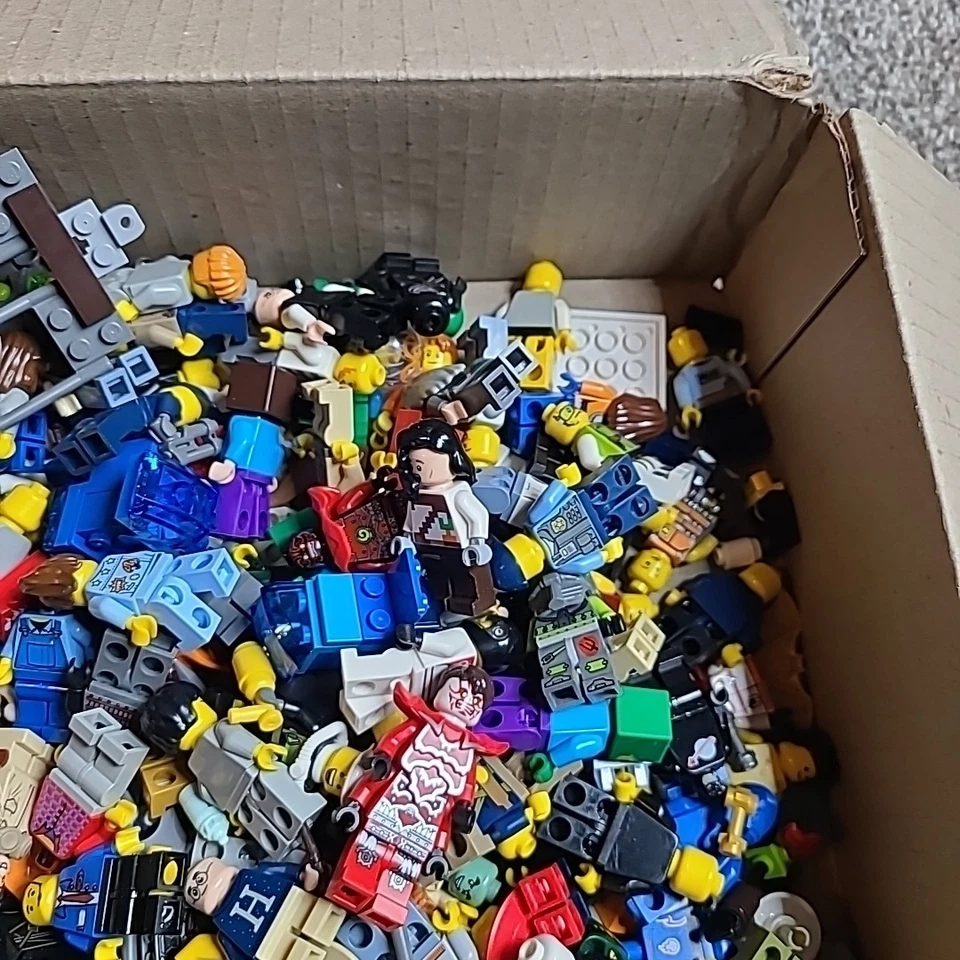 Lego Lote de Minifiguras Misceláneas - 2 Libras - Torsos Piernas Cabezas y Armas #4 Foto 3 de 4