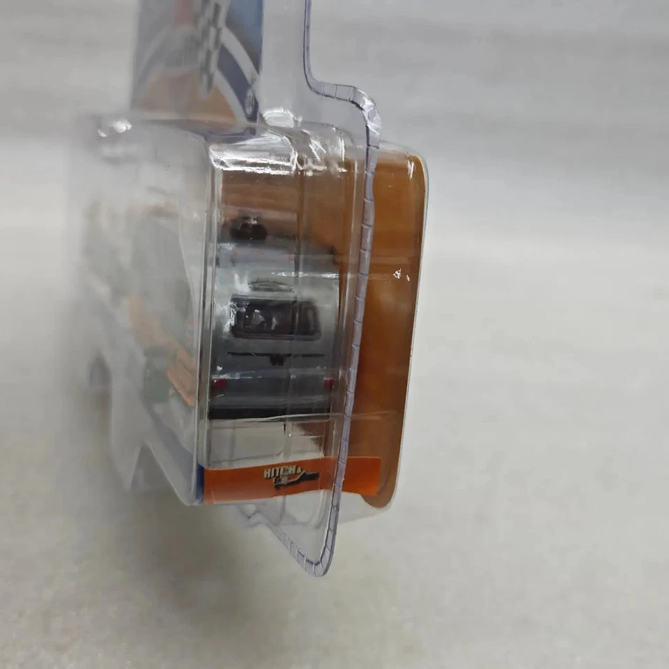 GreenLight 1:64 1968T2 And 2016 Trailer # 30Gulf Oil 51114-C Clearcoat Alloy Car - Image 3 of 4