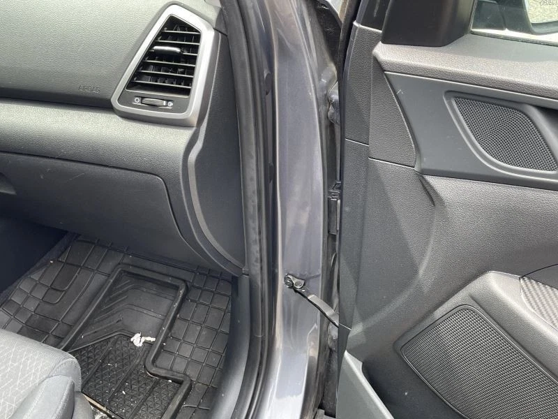 Hyundai Tucson 2017 pilar A derecho gris PC: prueba 116 k 2,0 L a AWD -SE- 45560 Foto 2 de 4