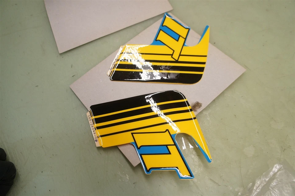 Yamaha 1982 IT175J EMBLEMAS DEL TANQUE DE COMBUSTIBLE NUEVO IT 175 *2526 Foto 3 de 4