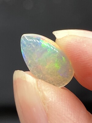 Opal edler weißer äthiopischer Edelstein 2 Karat Nr 53