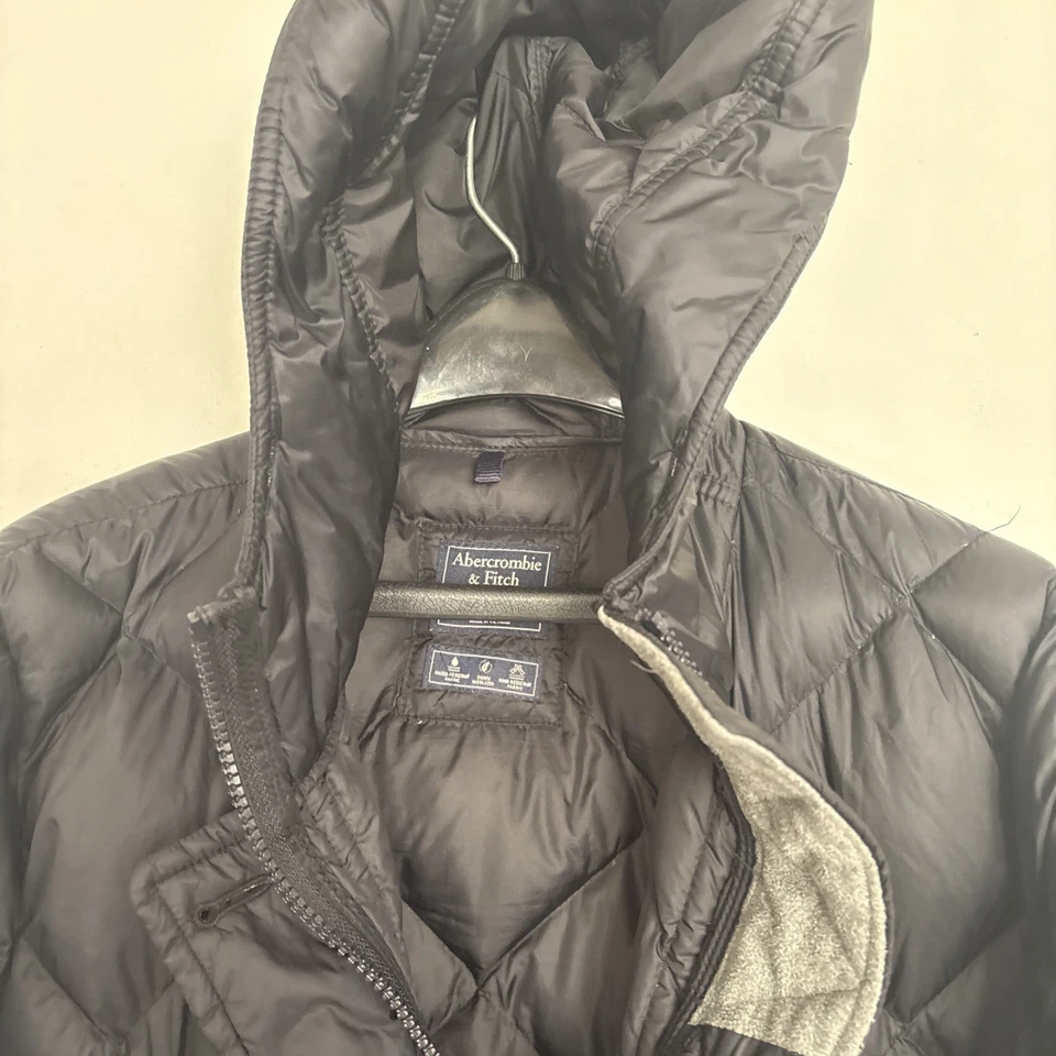 Chaqueta acolchada negra con capucha Abercrombie & Fitch para mujer talla M Foto 2 de 4