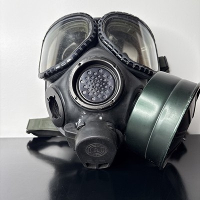 Genuine Issue US Military M40 Gas Mask (Medium) w/Carrier Bag