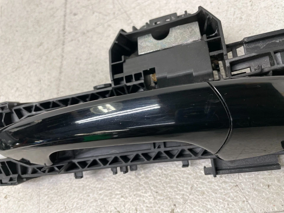 Manija de puerta de pasajero delantera derecha negra 1352 OEM Mercedes CLA45 AMG W117 14-18 Foto 3 de 4