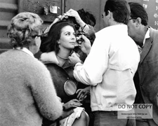 NATALIE WOOD ON THE SET OF "THIS PROPERTY IS CONDEMNED" - 8X10 PHOTO (AZ-872)