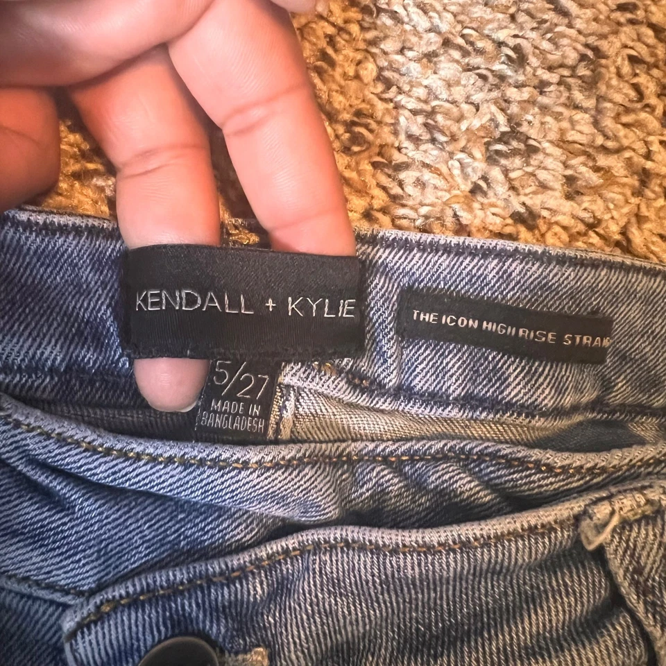 Pantalones de mezclilla para mujer Kendall + Kylie The Icon tiro alto pierna recta rasgados desgastados Foto 2 de 4