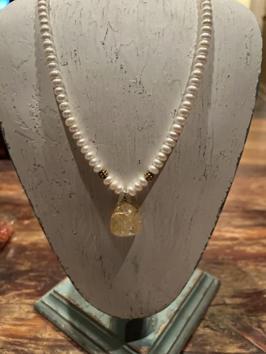 Gorgeous White Pearl Necklace With Stick Pearl Centerpiece - Picture 16 of 23