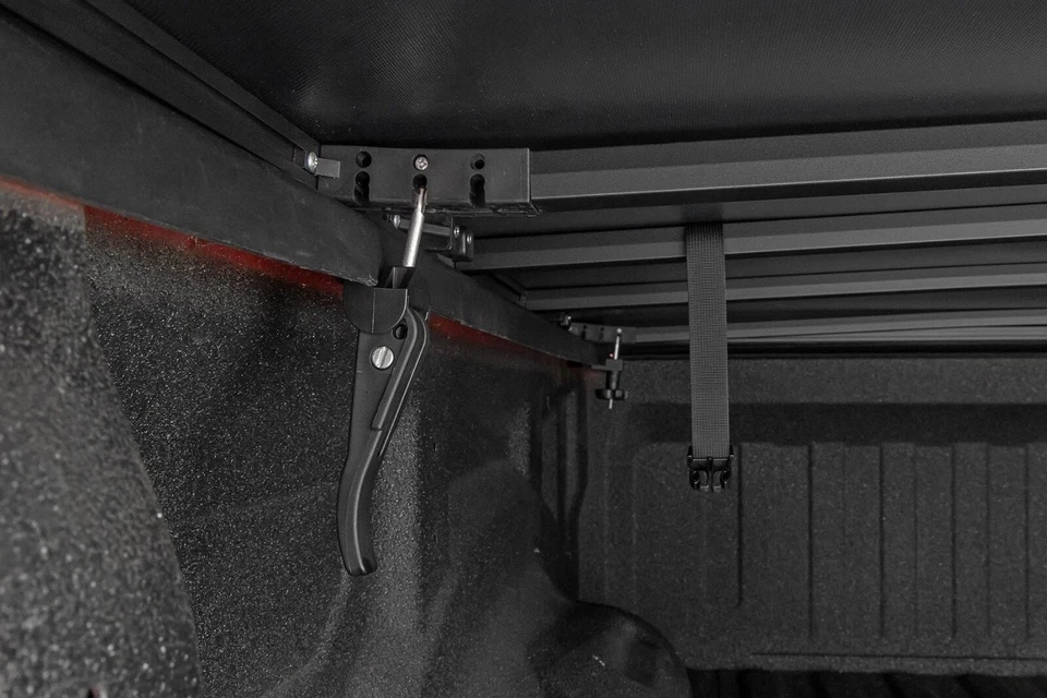Cubierta de cama Rough Country suave triple plegable plataforma de 6'4" para Ram 1500/2500/3500 2010-2025 Foto 3 de 4