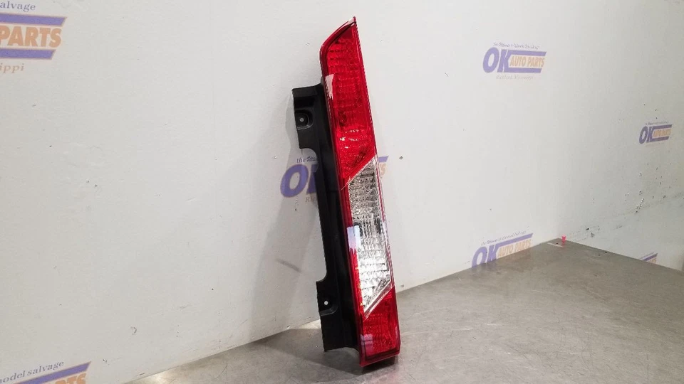 23 FORD TRANSIT 150 LUZ TRASERA LUZ TRASERA PASAJERO DERECHO Foto 4 de 4