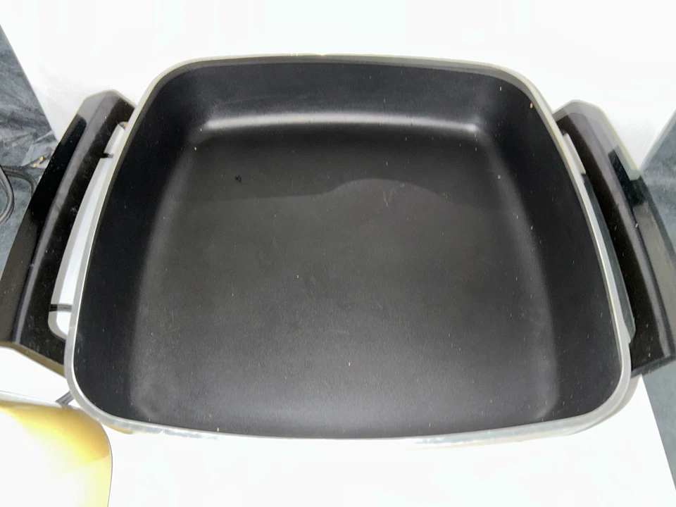 Sartén Eléctrica West Bend Modelo 7220, Cosecha Color Dorado, Inmergible Foto 4 de 4