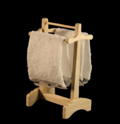 Puppenstube Miniatur - 1:12 Handtuchalter mit 2 weissen Handtüchern Holz natur