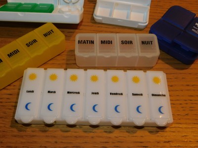 Lot De 9 Petites Boîtes à Pilules / Piluliers Mini 7 Jours - Multicolore, Format Voyage