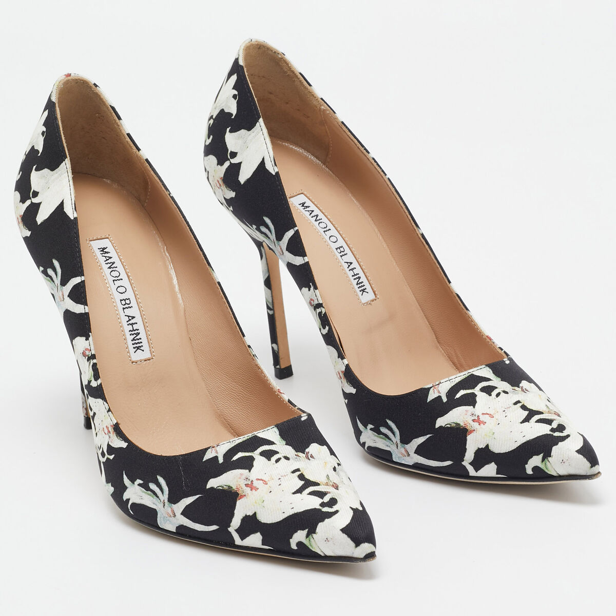 Manolo Blahnik Black/White Printed Floral Fabric BB Pumps Manolo Blahnik Black/White Printed Floral Fabric BB Pumps