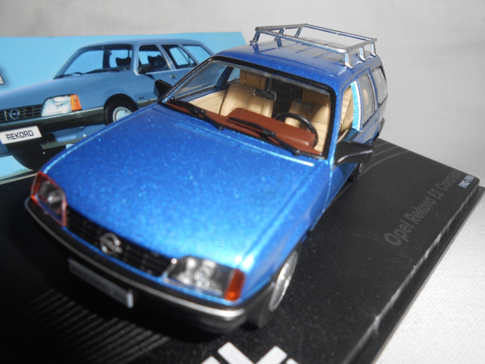 Voiture miniature Opel Rekord E2 Caravan 1/43 finition premium de collection couleur bleu nuit