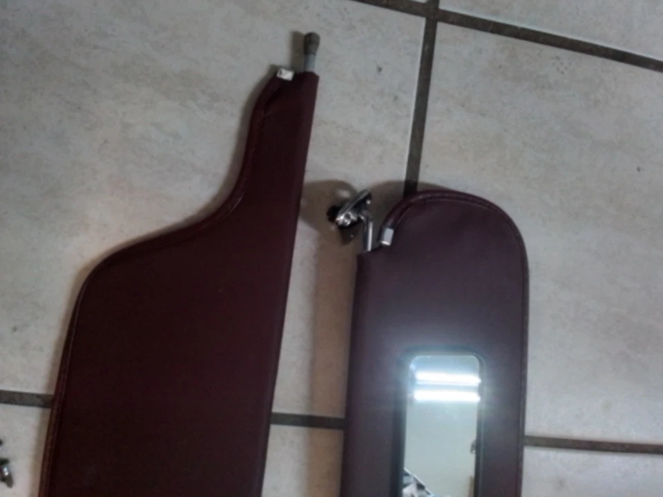 Par de parasoles Ford Granada 1975-1980 sedán 4 puertas vinilo granate fabricante de equipos originales de fábrica Foto 3 de 4