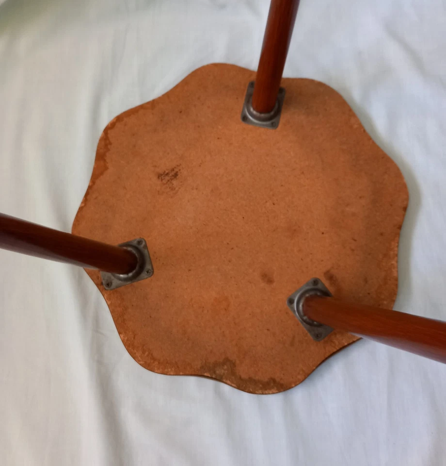 Vintage Mid Century wavy edge Coffee Side Table Plant Stand With Tapered Legs  - Image 4 of 4