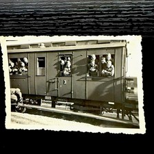 Orig. Foto 2.WK Wehrmacht Soldaten im Zug Eisenbahn 3. Klasse Milit&auml;rtransport