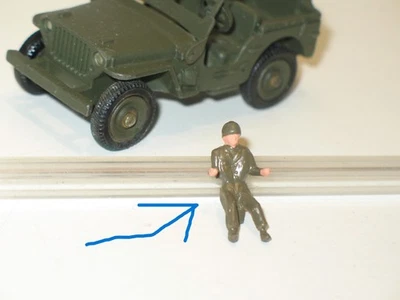 R15, DINKY TOYS, 1 conducteur soldat plastique pour la JEEP 80B militaire - Photo 1/4