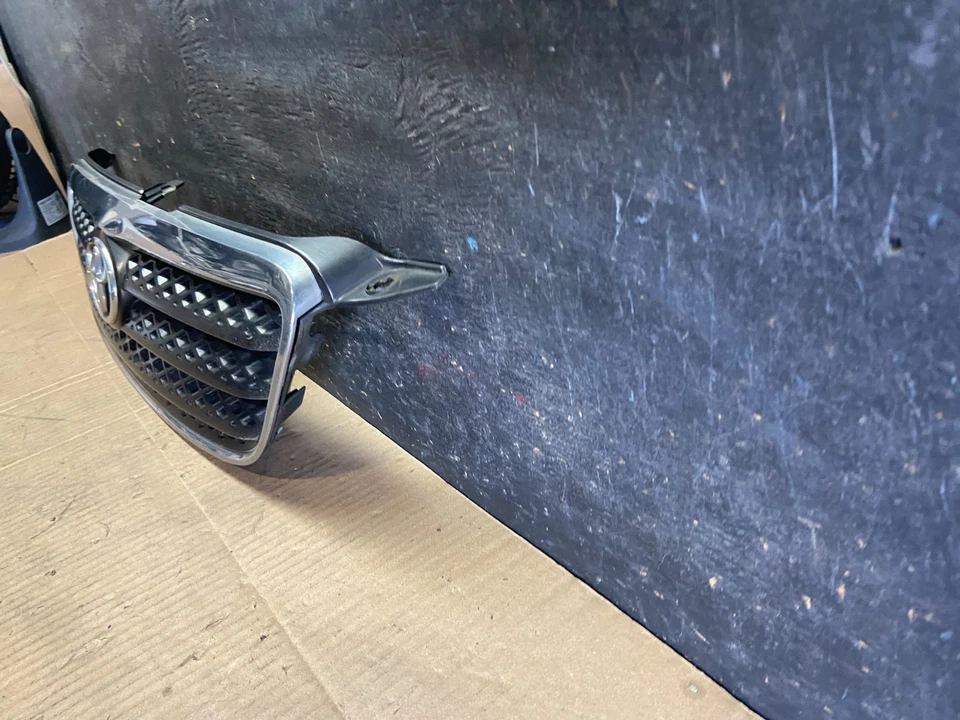 Parrilla superior delantera Toyota Matrix 2004 a 2008 OEM R7393 DG Foto 2 de 4