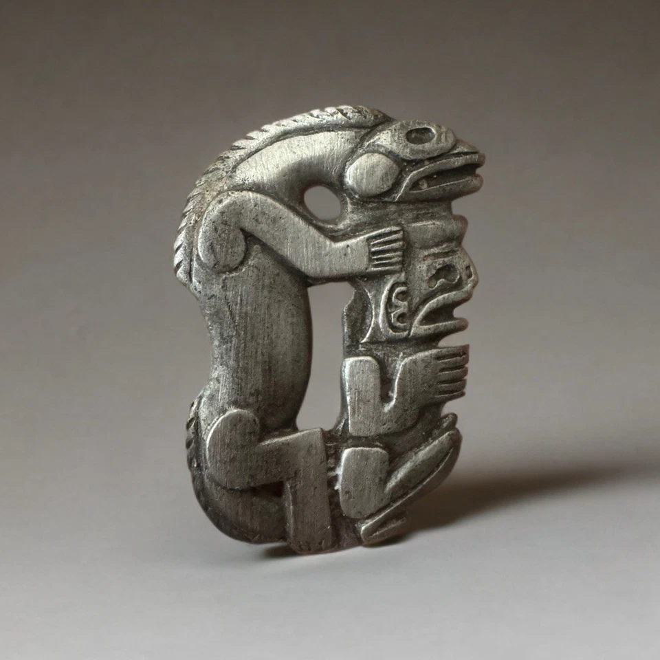 "Figura animal y humana con diseño de tótem estilo tribal colgante de peltre vintage de 2""" Foto 2 de 4